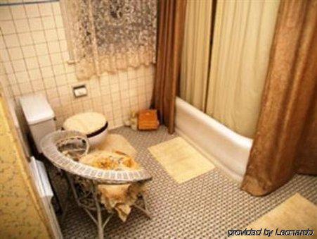 Brass Pineapple Inn Чарлстон Номер фото