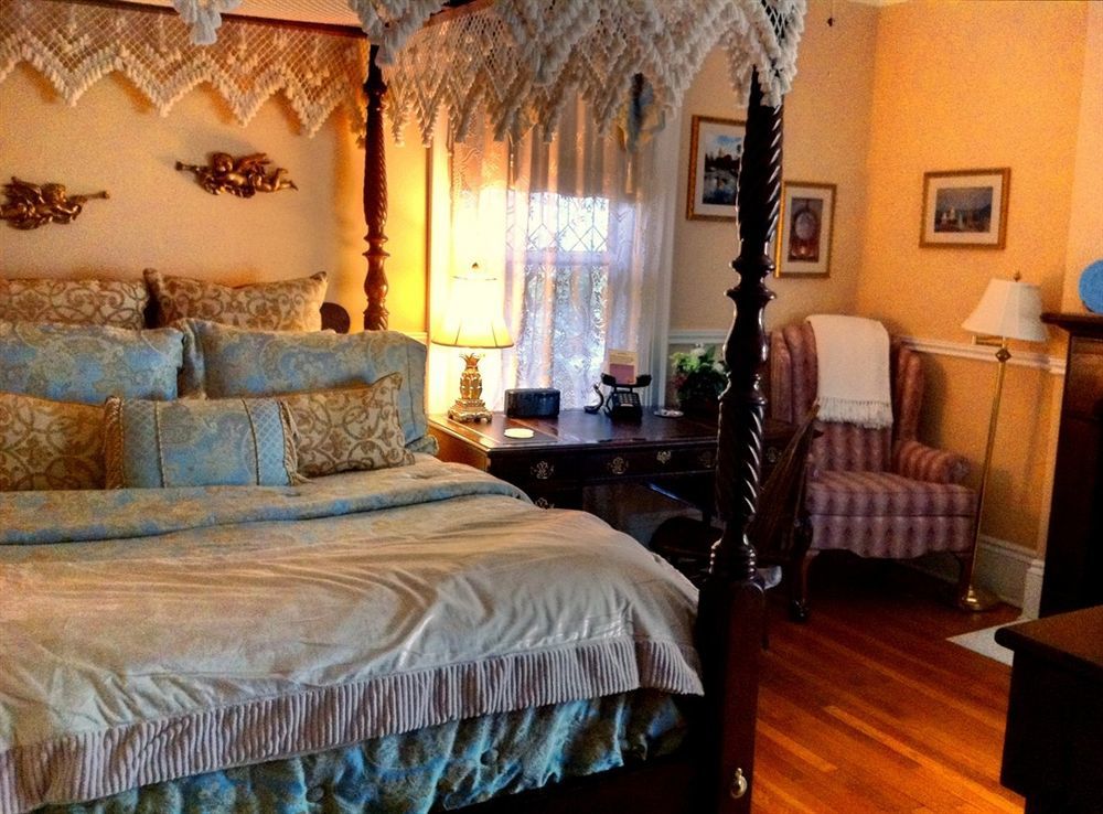 Brass Pineapple Inn Чарлстон Экстерьер фото