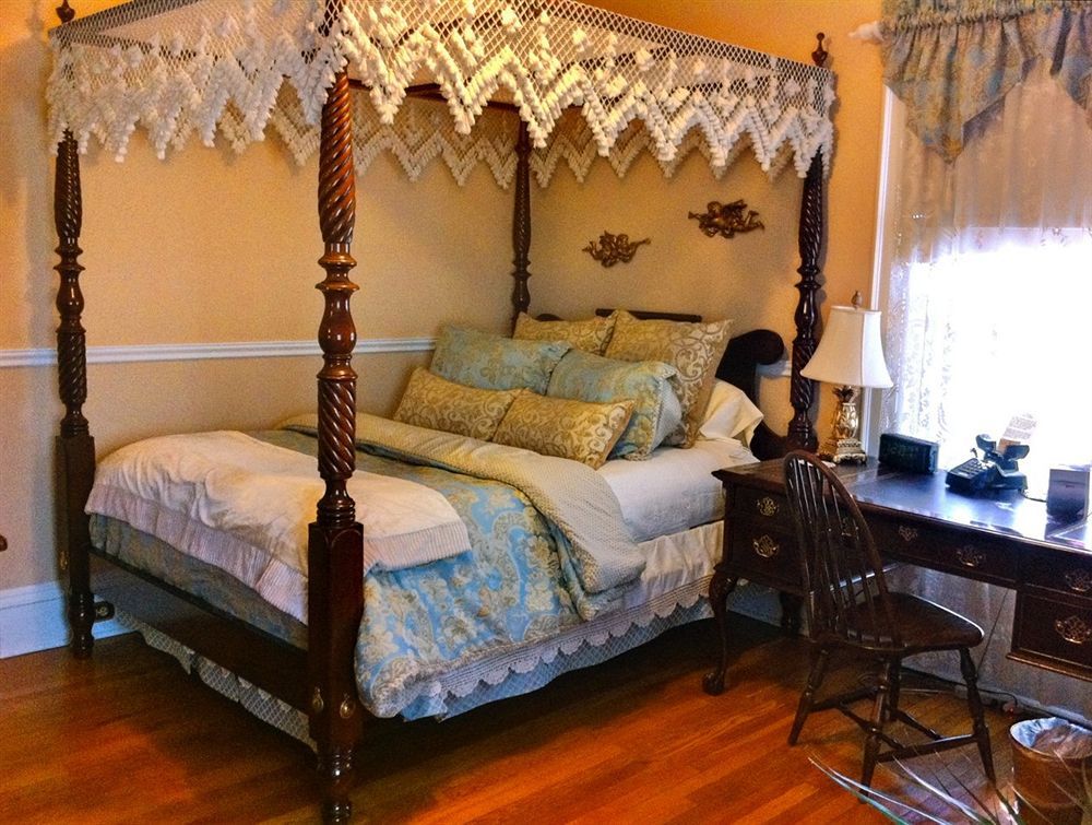Brass Pineapple Inn Чарлстон Экстерьер фото