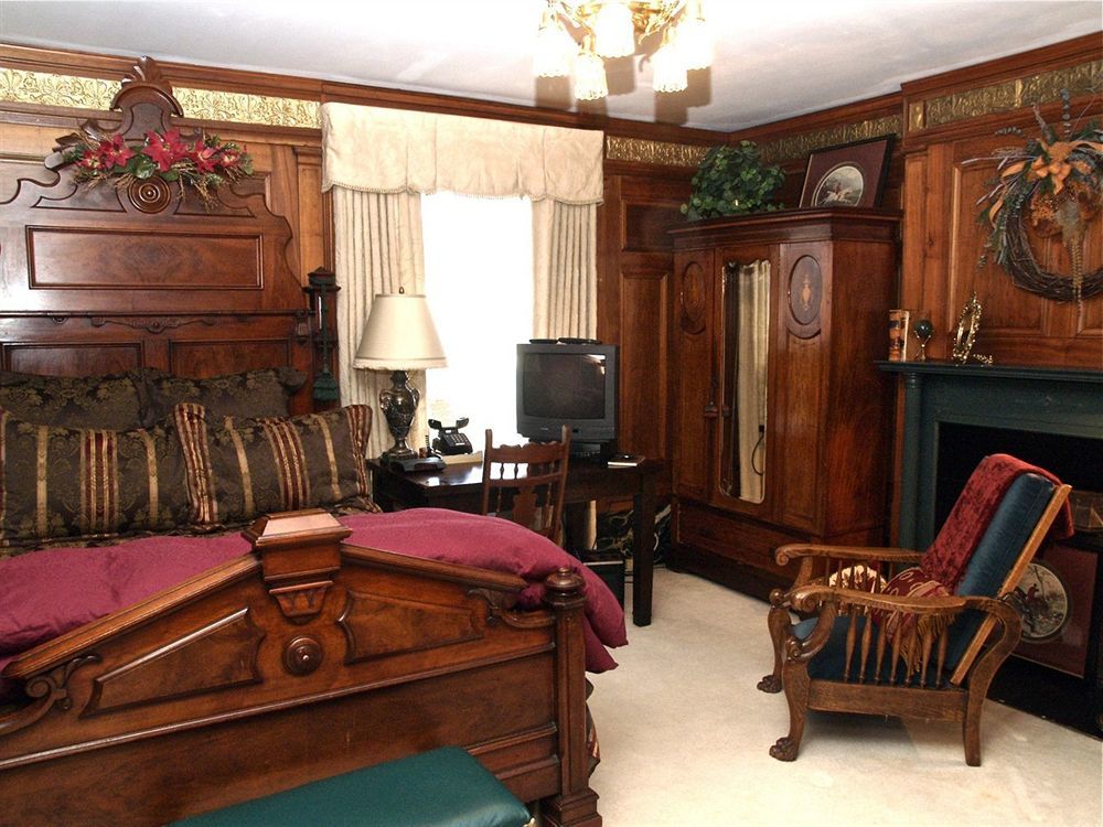 Brass Pineapple Inn Чарлстон Экстерьер фото