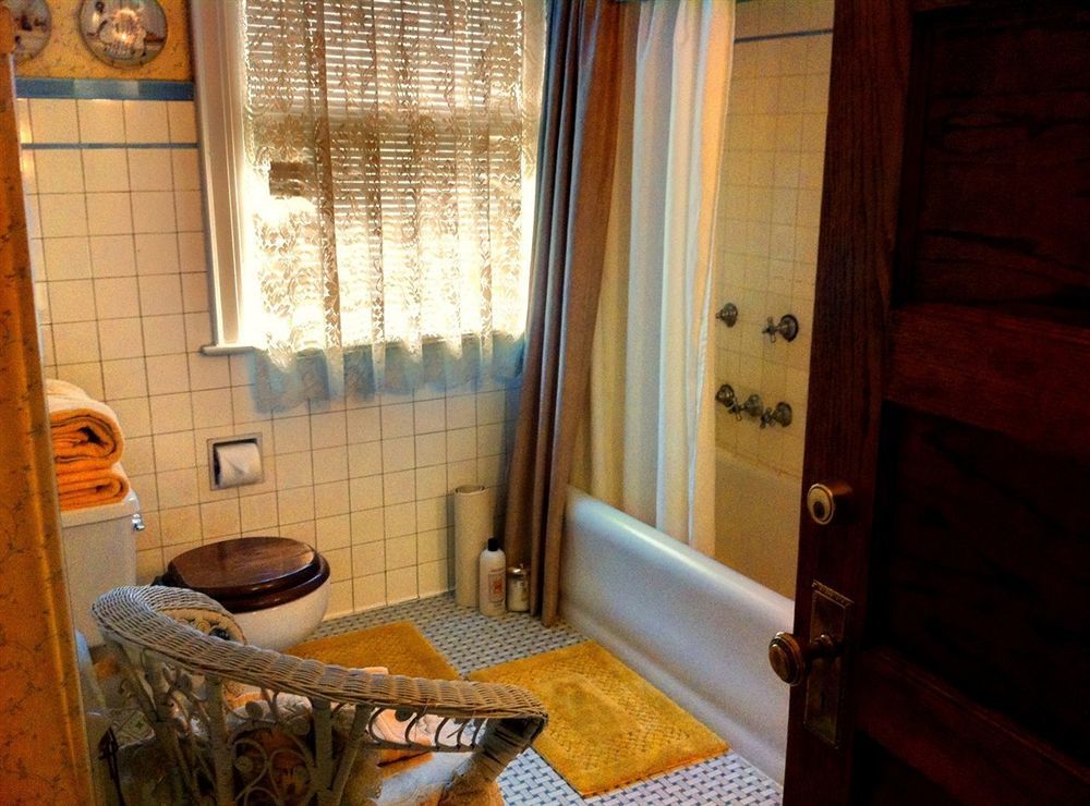 Brass Pineapple Inn Чарлстон Экстерьер фото