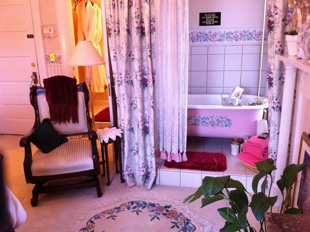 Brass Pineapple Inn Чарлстон Экстерьер фото